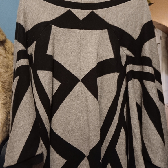 Mossimo unique pattern pocho/shrug. Great for a breezy night or day. M/L - Picture 7 of 10